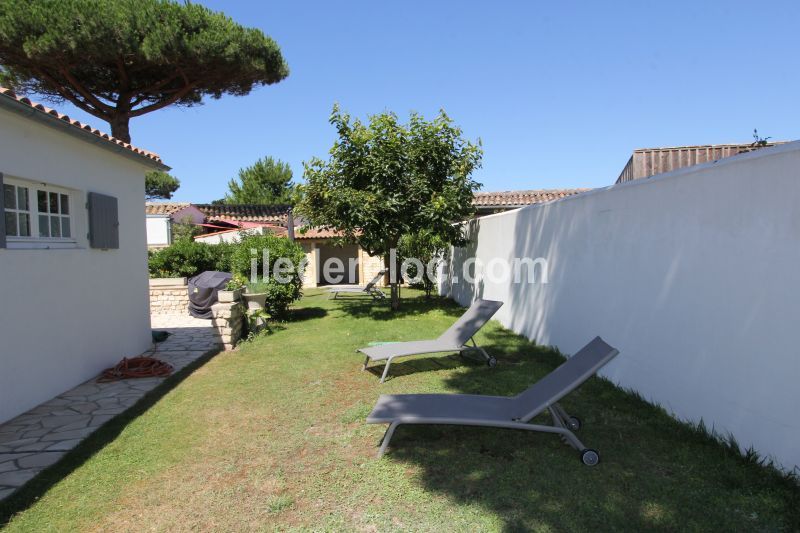 Photo 13 : JARDIN d'une maison située à Le Bois-Plage-en-Ré, île de Ré.