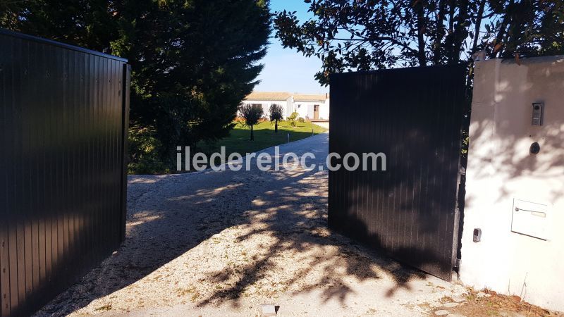 Photo 3 : EXTERIEUR d'une maison située à La Couarde-sur-mer, île de Ré.