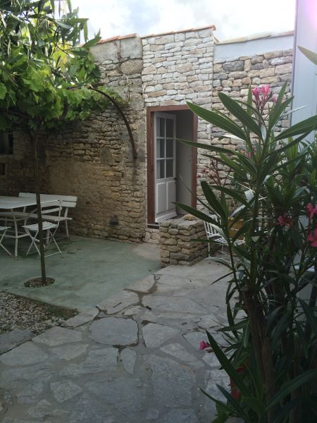 Photo 2 : JARDIN d'une maison située à Loix, île de Ré.