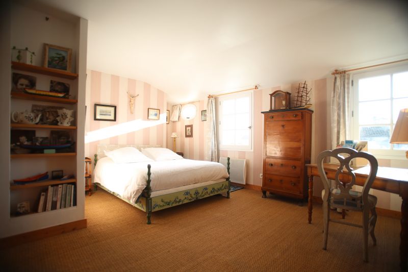 Photo 10 : CHAMBRE d'une maison située à Loix, île de Ré.