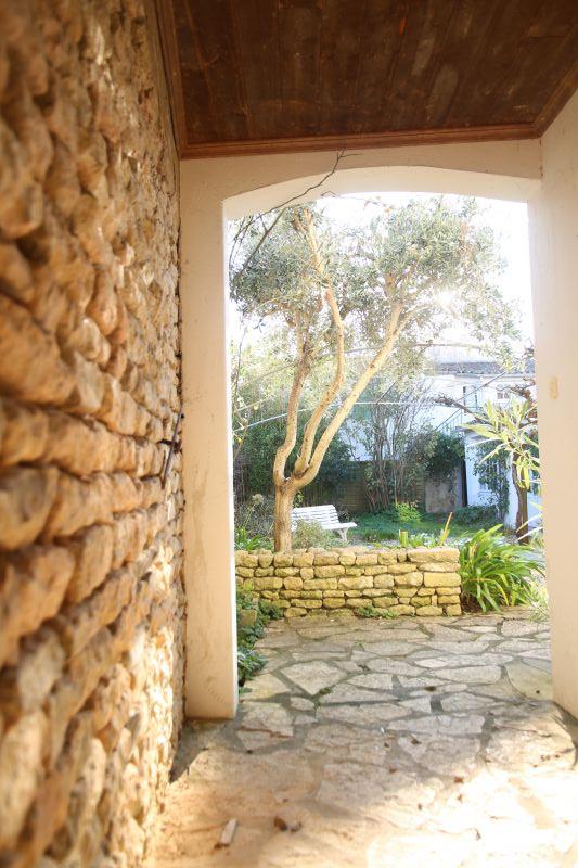 Photo 12 : ENTREE d'une maison située à Loix, île de Ré.