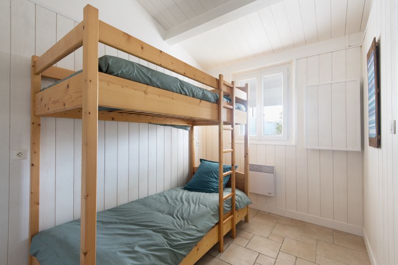 Photo 19 : CHAMBRE d'une maison située à Le Bois-Plage-en-Ré, île de Ré.