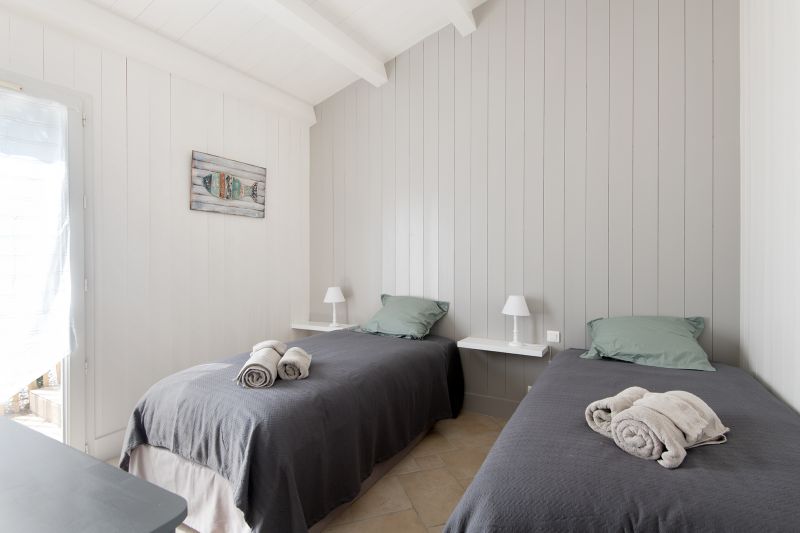 Photo 17 : CHAMBRE d'une maison située à Le Bois-Plage-en-Ré, île de Ré.