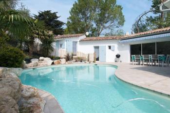 ile de ré Belle villa avec piscine chauffe,  100m de la plage des gollandires !