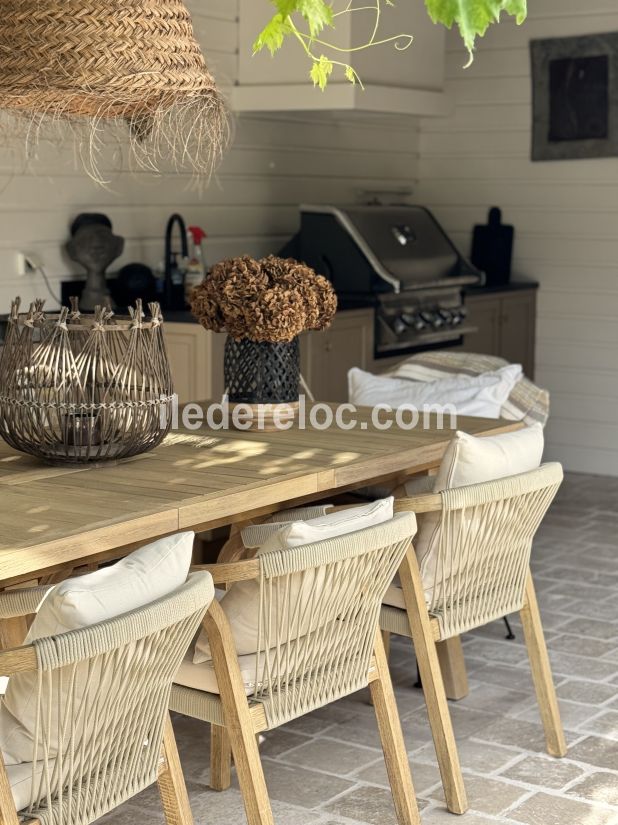 Photo 13 : TERRASSE d'une maison situ&eacute;e &agrave; Saint-Martin-de-R&eacute;, &icirc;le de R&eacute;.