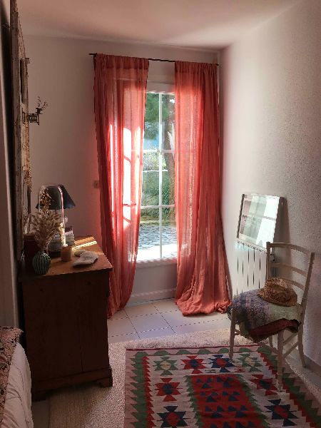 Photo 9 : CHAMBRE d'une maison située à Saint-Martin-de-Ré, île de Ré.