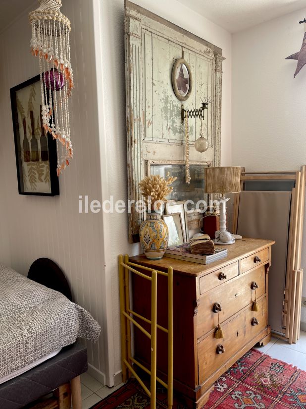 Photo 11 : CHAMBRE d'une maison située à Saint-Martin-de-Ré, île de Ré.