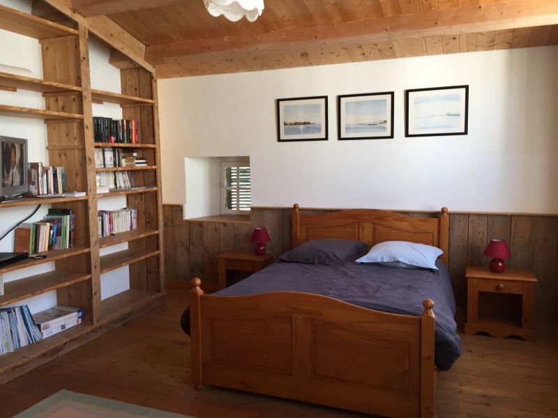 Photo 8 : CHAMBRE d'une maison située à Saint-Martin-de-Ré, île de Ré.