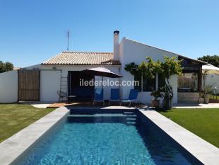 ile de ré  maison 8 personnes avec grand jardin et piscine chauffe