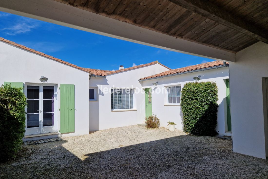 Photo 22 : EXTERIEUR d'une maison située à Le Bois-Plage-en-Ré, île de Ré.