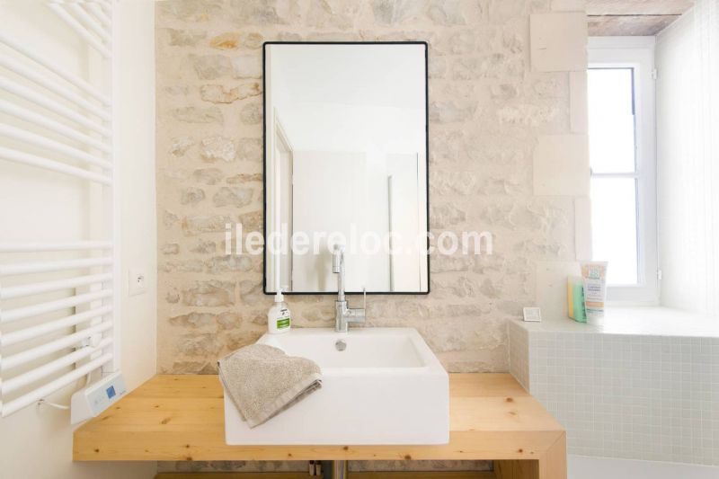 Photo 15 : SALLEDEBAIN d'une maison située à La Flotte-en-Ré, île de Ré.