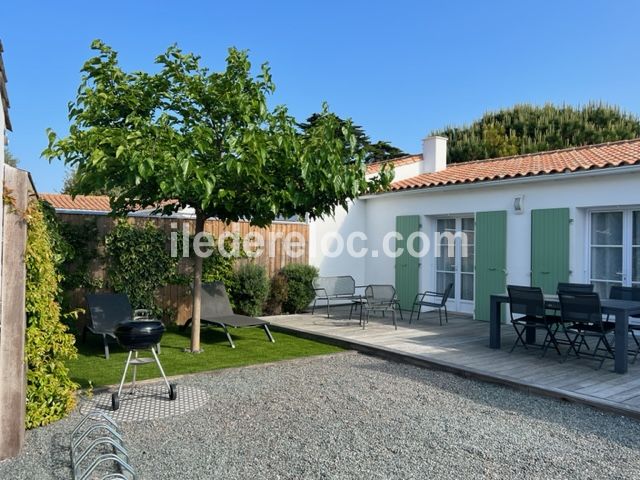 Photo 13 : JARDIN d'une maison située à Le Bois-Plage-en-Ré, île de Ré.