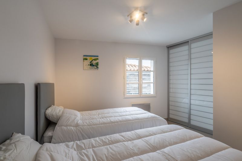 Photo 9 : CHAMBRE d'une maison située à Saint-Martin, île de Ré.