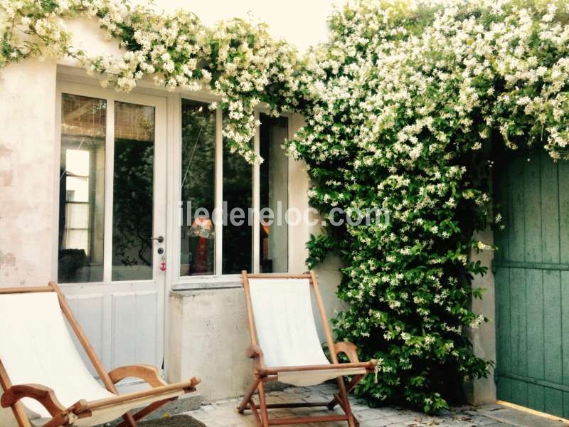 Photo 2 : EXTERIEUR d'une maison située à Ars en Ré, île de Ré.