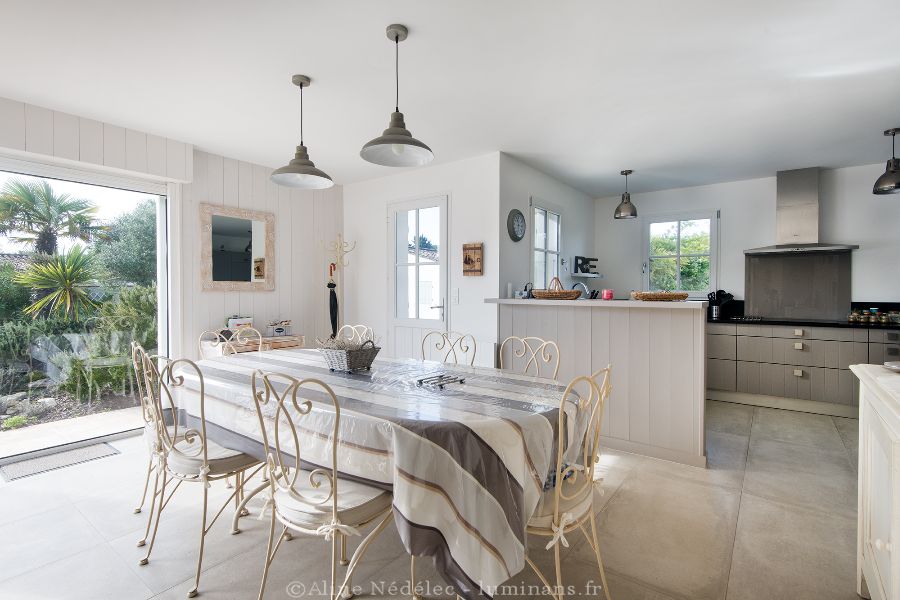 Photo 7 : CUISINE d'une maison située à Le Bois-Plage-en-Ré, île de Ré.