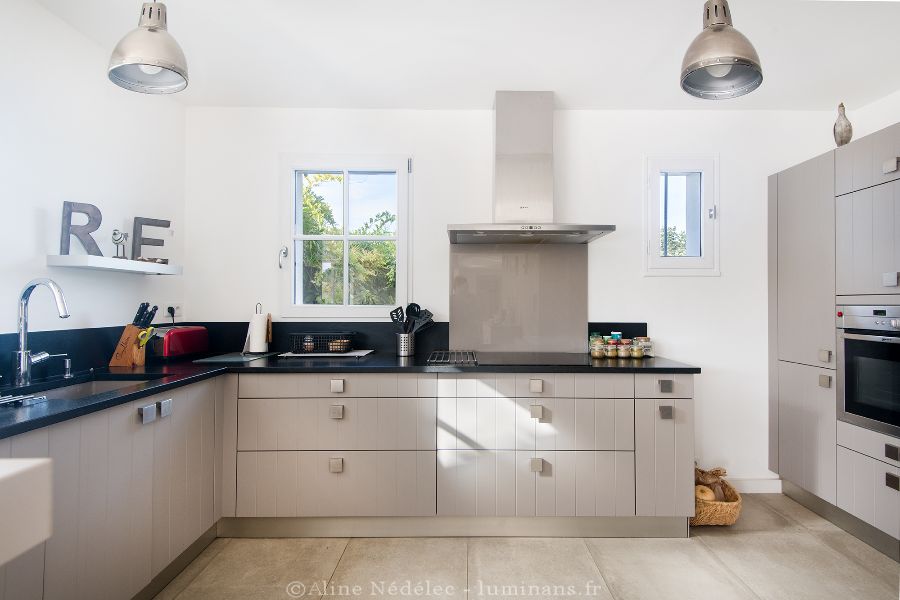 Photo 8 : CUISINE d'une maison située à Le Bois-Plage-en-Ré, île de Ré.