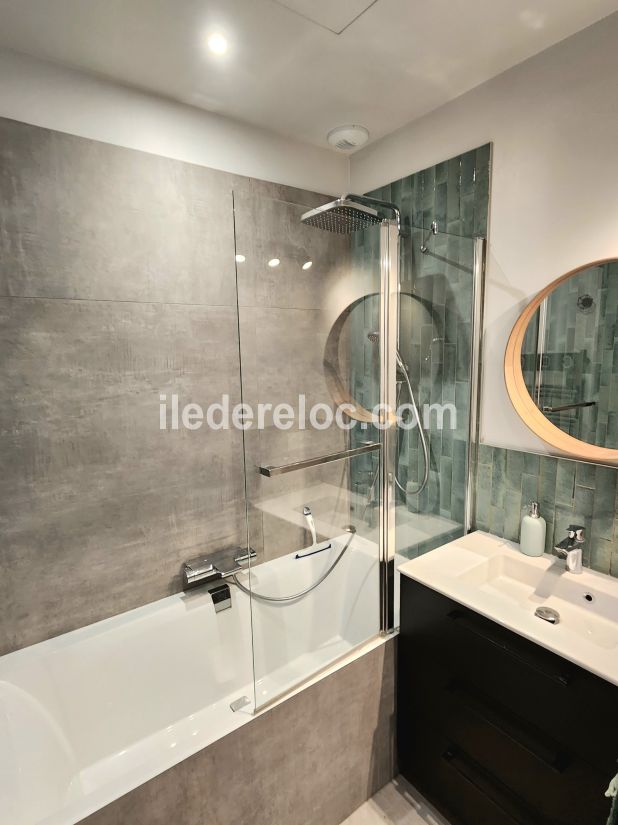 Photo 22 : SALLEDEBAIN d'une maison située à La Couarde-sur-mer, île de Ré.
