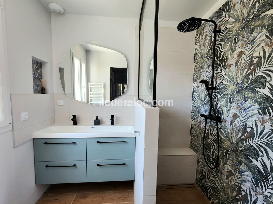 Photo 13 : SALLEDEBAIN d'une maison située à La Couarde-sur-mer, île de Ré.