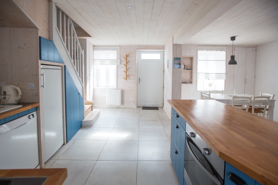 Photo 3 : CUISINE d'une maison située à La Couarde-sur-mer, île de Ré.