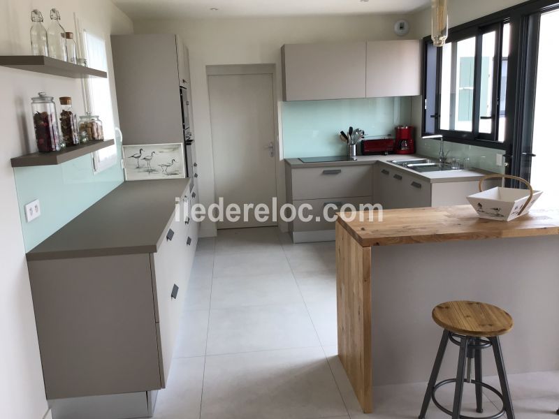 Photo 17 : CUISINE d'une maison située à Le Bois-Plage-en-Ré, île de Ré.