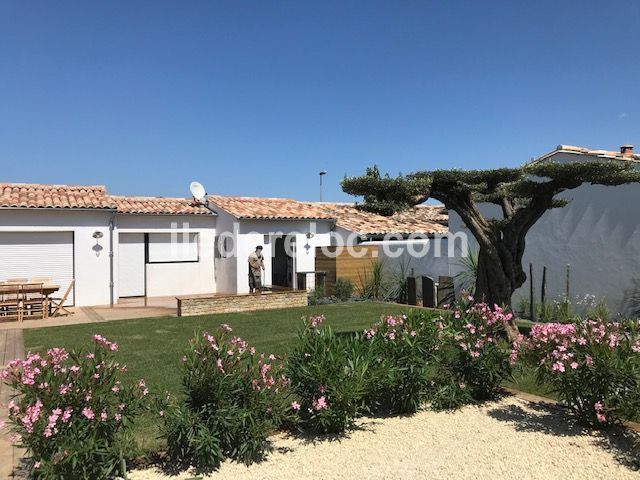 Photo 20 : EXTERIEUR d'une maison située à Le Bois-Plage-en-Ré, île de Ré.