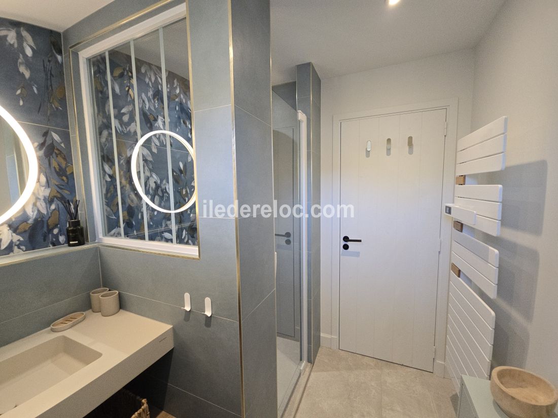 Photo 6 : SALLEDEBAIN d'une maison situ&eacute;e &agrave; La Flotte-en-R&eacute;, &icirc;le de R&eacute;.