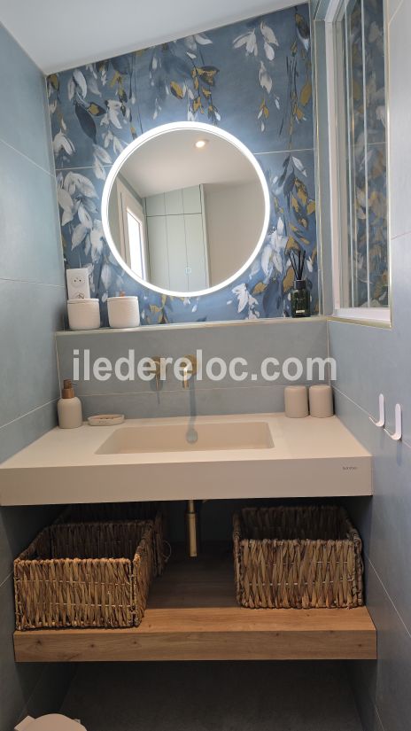 Photo 18 : SALLEDEBAIN d'une maison situ&eacute;e &agrave; La Flotte-en-R&eacute;, &icirc;le de R&eacute;.