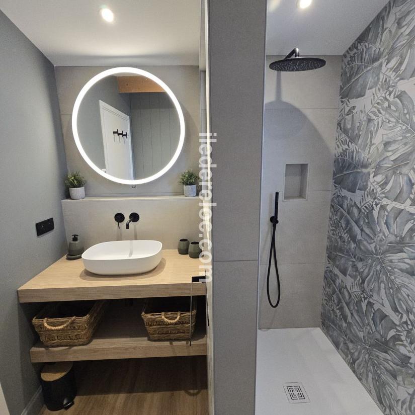Photo 9 : SALLEDEBAIN d'une maison situ&eacute;e &agrave; La Flotte-en-R&eacute;, &icirc;le de R&eacute;.