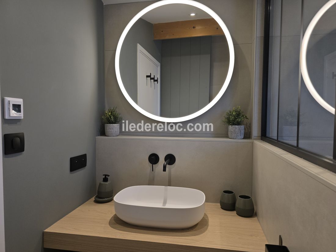 Photo 20 : SALLEDEBAIN d'une maison situ&eacute;e &agrave; La Flotte-en-R&eacute;, &icirc;le de R&eacute;.