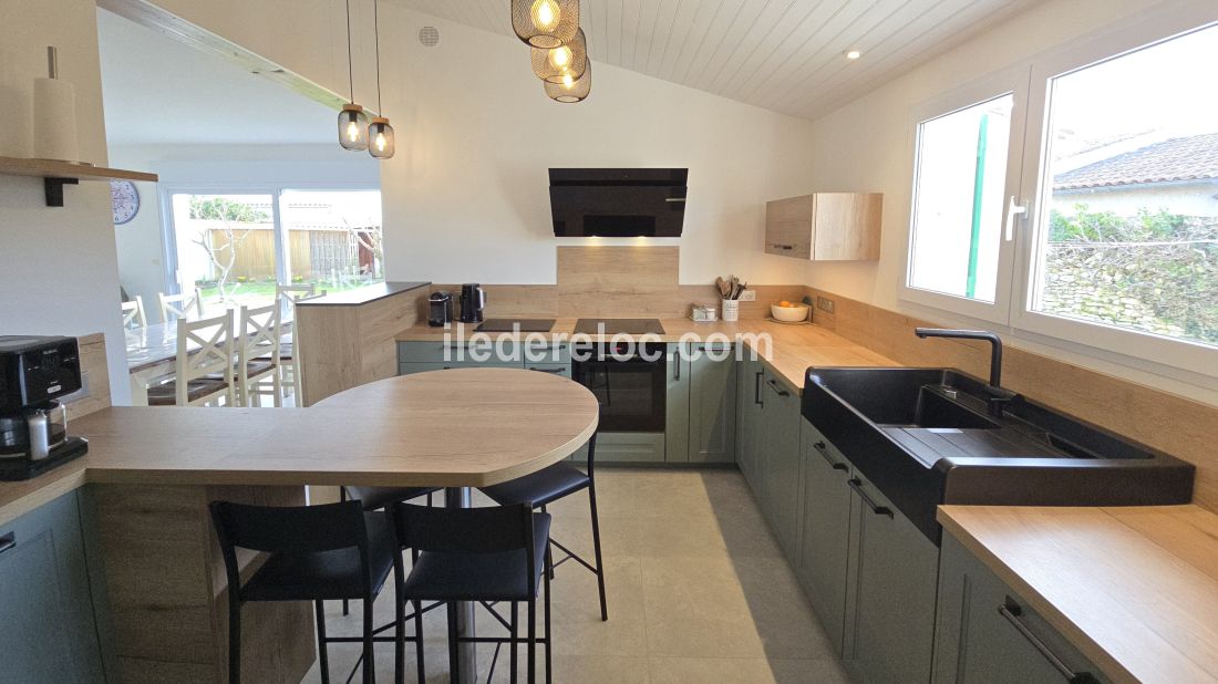 Photo 4 : CUISINE d'une maison situ&eacute;e &agrave; La Flotte-en-R&eacute;, &icirc;le de R&eacute;.