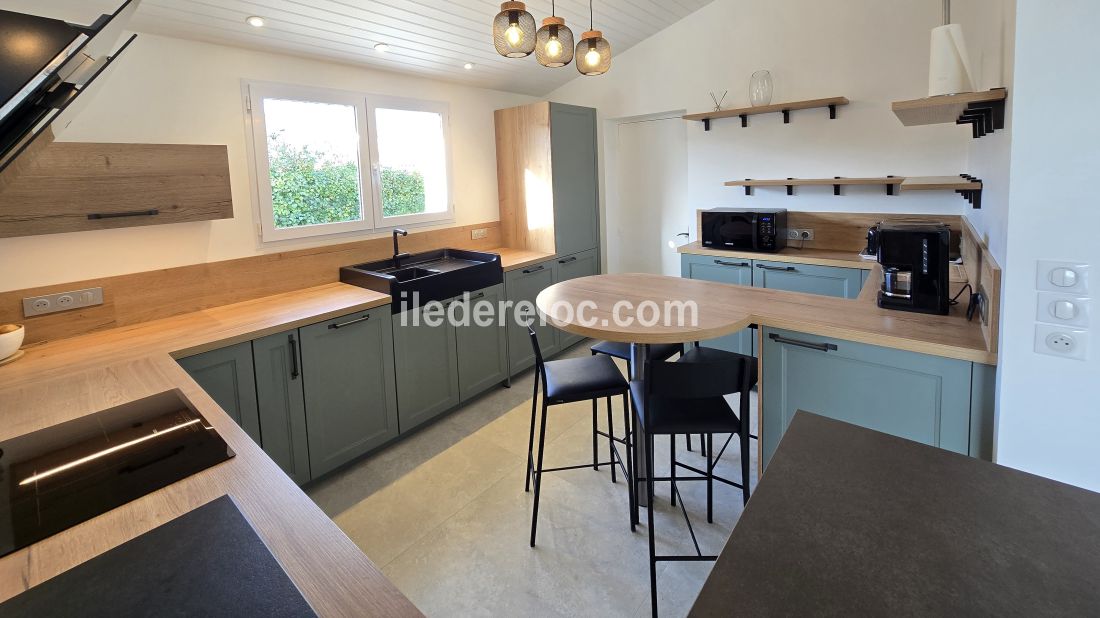 Photo 14 : CUISINE d'une maison situ&eacute;e &agrave; La Flotte-en-R&eacute;, &icirc;le de R&eacute;.