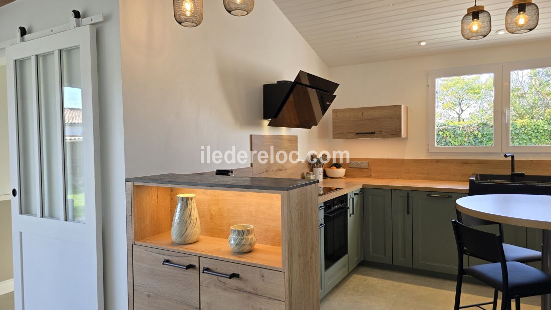 Photo 15 : CUISINE d'une maison situ&eacute;e &agrave; La Flotte-en-R&eacute;, &icirc;le de R&eacute;.