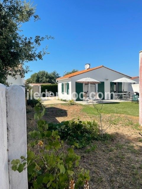 Photo 2 : JARDIN d'une maison située à Le Bois-Plage-en-Ré, île de Ré.