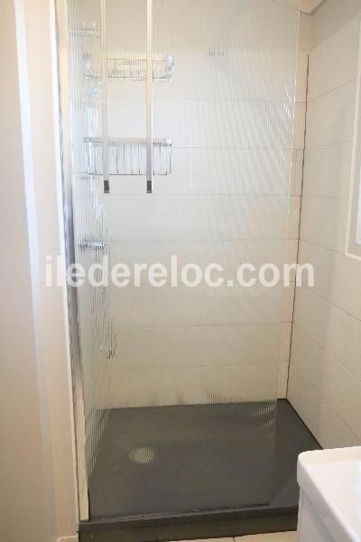 Photo 12 : SALLEDEBAIN d'une maison situ&eacute;e &agrave; Le Bois-Plage-en-R&eacute;, &icirc;le de R&eacute;.