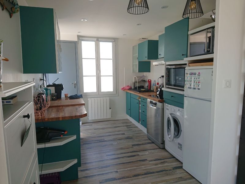 Photo 4 : CUISINE d'une maison située à Loix, île de Ré.