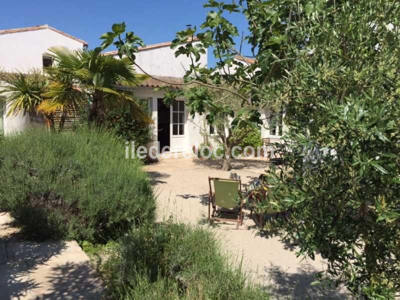 Photo 1 : JARDIN d'une maison située à Loix, île de Ré.