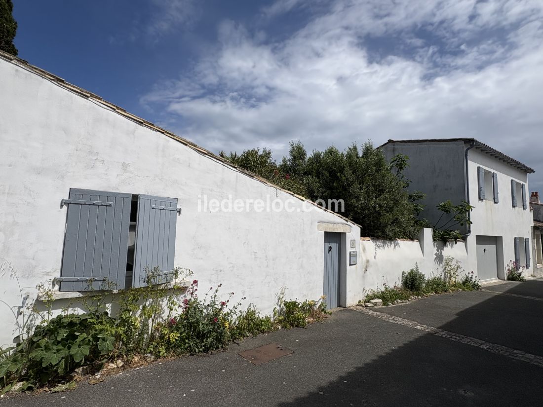Photo 6 : EXTERIEUR d'une maison situ&eacute;e &agrave; Loix, &icirc;le de R&eacute;.