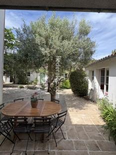 Ile de R&eacute;:Grande maison de village confortable, de 190 m2 en forme de u, sur jardin privé 