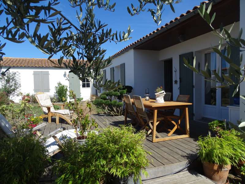 Photo 1 : TERRASSE d'une maison située à Loix, île de Ré.