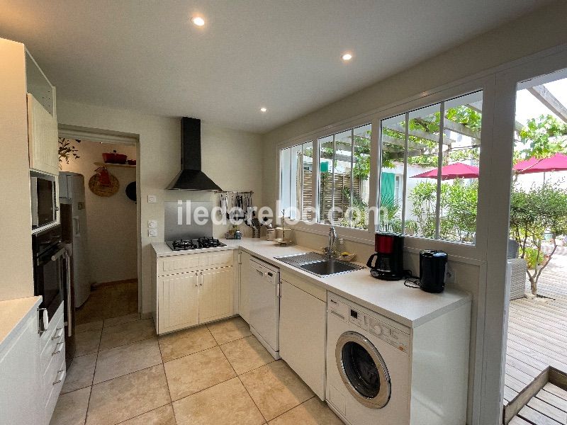 Photo 23 : CUISINE d'une maison située à La Couarde-sur-mer, île de Ré.