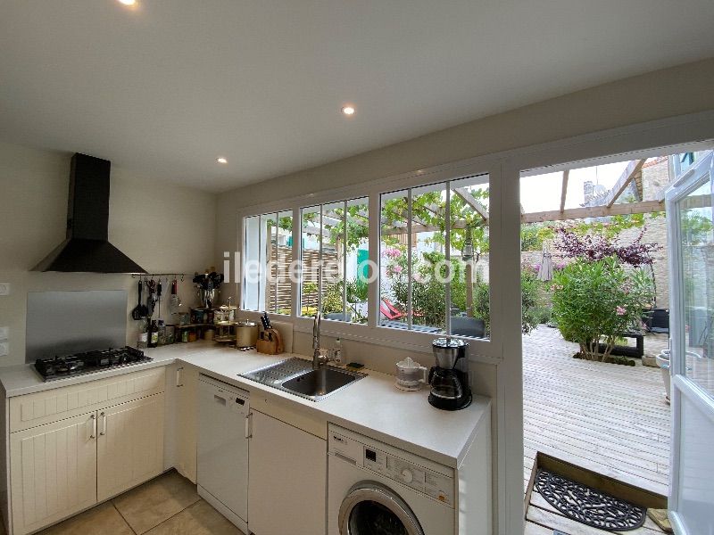 Photo 24 : CUISINE d'une maison située à La Couarde-sur-mer, île de Ré.