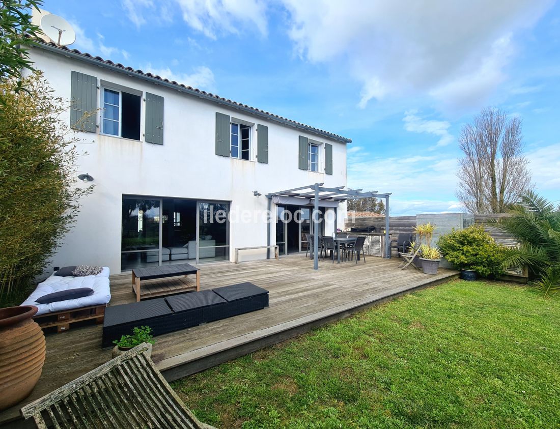 Photo 2 : TERRASSE d'une maison située à La Couarde-sur-mer, île de Ré.