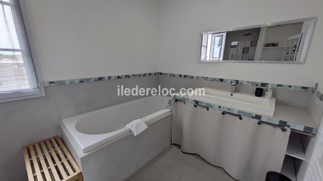 Photo 18 : SALLEDEBAIN d'une maison situ&eacute;e &agrave; La Couarde-sur-mer, &icirc;le de R&eacute;.