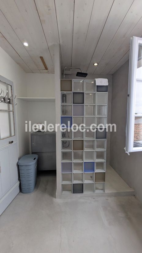 Photo 19 : SALLEDEBAIN d'une maison situ&eacute;e &agrave; La Couarde-sur-mer, &icirc;le de R&eacute;.