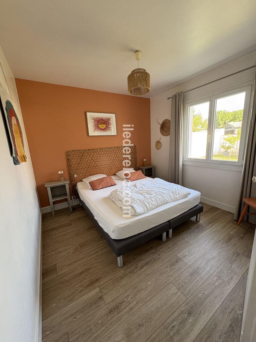 Photo 10 : CHAMBRE d'une maison situ&eacute;e &agrave; Les Portes-en-R&eacute;, &icirc;le de R&eacute;.