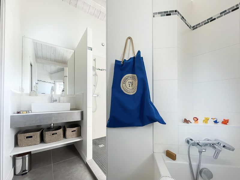 Photo 16 : SALLEDEBAIN d'une maison située à Loix, île de Ré.