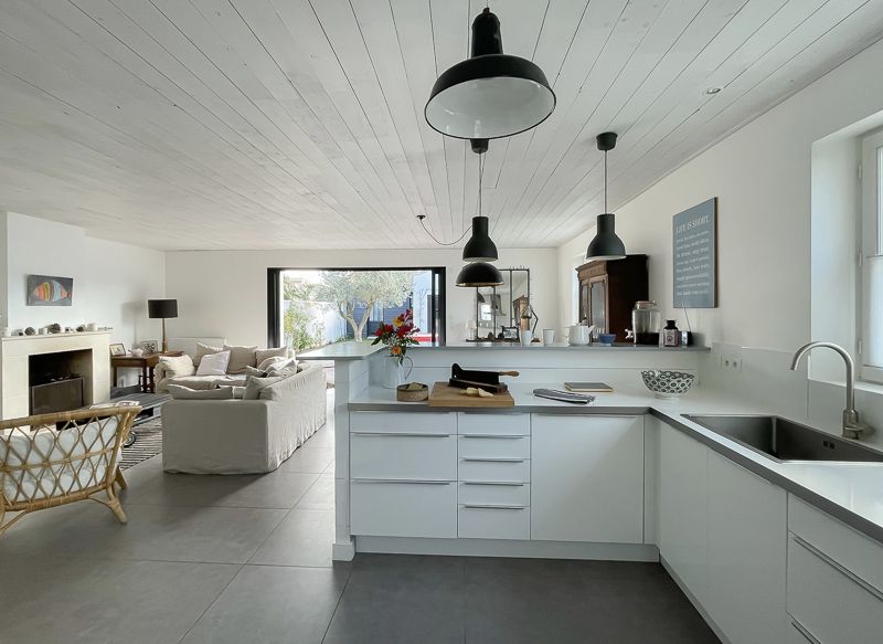 Photo 5 : CUISINE d'une maison située à Loix, île de Ré.