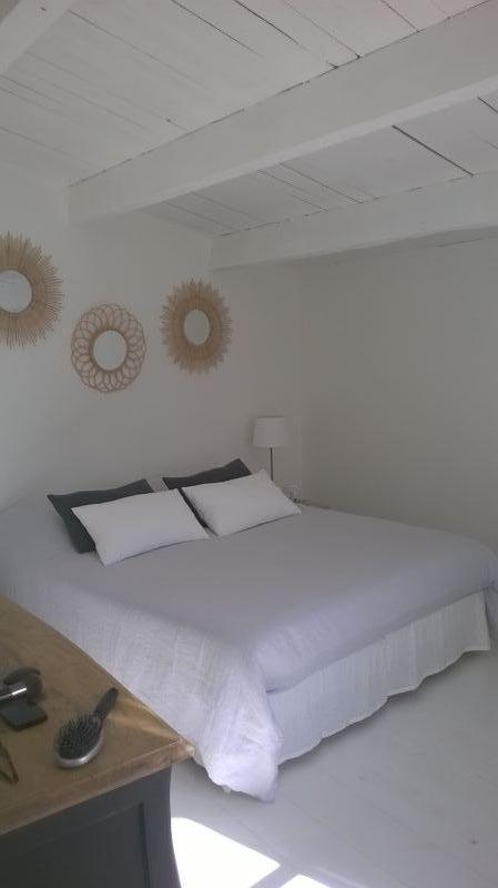 Photo 3 : CHAMBRE d'une maison située à Ars en Ré, île de Ré.