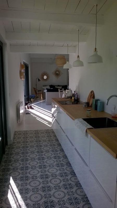 Photo 2 : CUISINE d'une maison située à Ars en Ré, île de Ré.