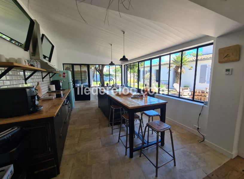 Photo 8 : CUISINE d'une maison située à La Couarde-sur-mer, île de Ré.